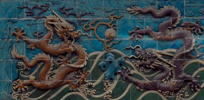 Zwei Drachen spielen mit den flammenden Perlen, polychrom glasierte Majolika, Detail der Neun-Drachen-Mauer, Beihai-Park, Peking, China. Chinesische Zivilisation von Unbekannt Unbekannt