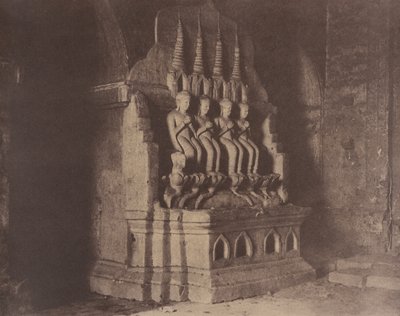 Nr. 23. Pugahm Myo [Pagan]. Figuren in der Damayangyee-Pagode [Dhamma-yan-gyi]. von Linnaeus Tripe
