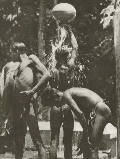Am Brunnen von Lionel Wendt