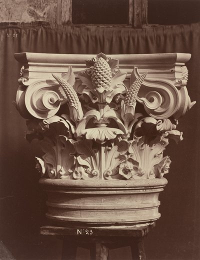 Ornamentale Skulptur aus der Pariser Oper (Säulenfragment) von Louis Emile Durandelle