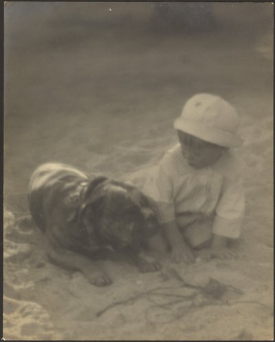 Junge sitzt mit Hund von Louis Fleckenstein
