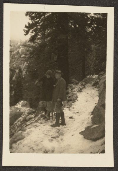 Paar mit Hund im Schnee von Louis Fleckenstein