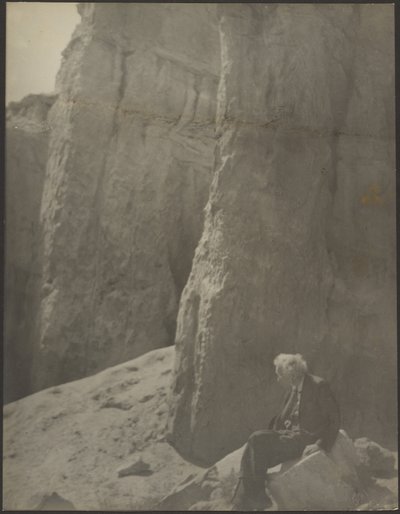 Älterer Mann in felsiger Landschaft von Louis Fleckenstein