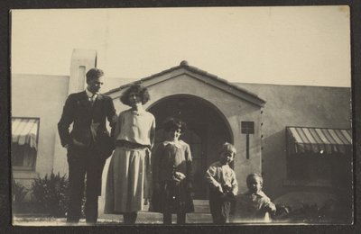 [Familienporträt vor dem Haus] von Louis Fleckenstein