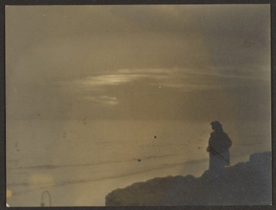 [Figur betrachtet Sonnenuntergang] von Louis Fleckenstein