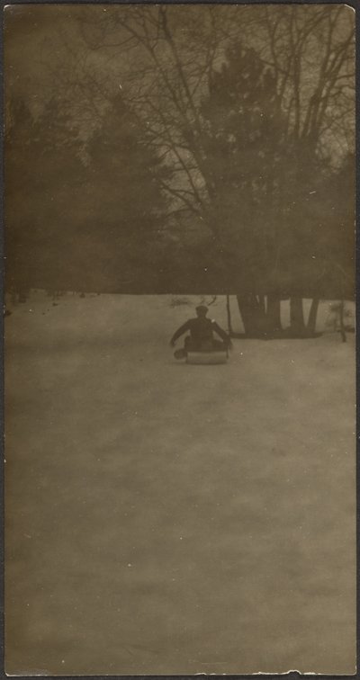Figur auf Schlitten im Schnee von Louis Fleckenstein