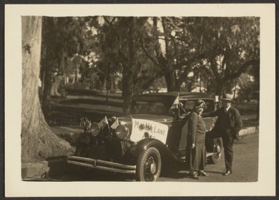 [Figuren an einem Auto mit Fahnen] von Louis Fleckenstein