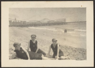 Figuren am Strand in der Nähe des Santa Monica Piers von Louis Fleckenstein