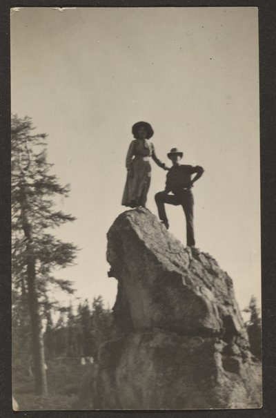 Figuren auf felsigem Gipfel von Louis Fleckenstein