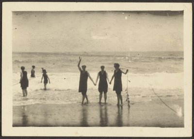 Figuren am Strand mit Seetang von Louis Fleckenstein