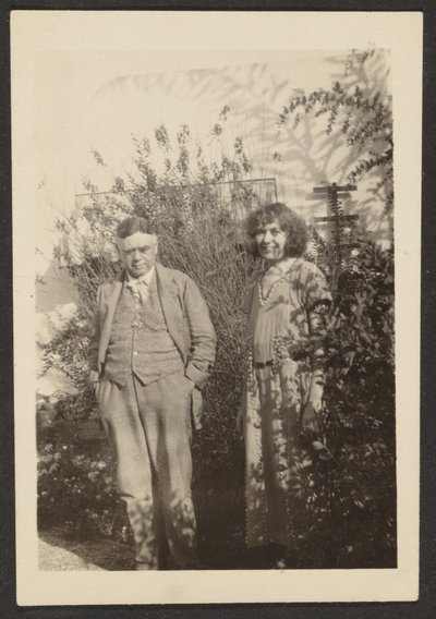 [Fleckenstein und Florence im Garten] von Louis Fleckenstein