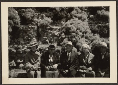 Fleckenstein und Ehefrau mit anderen auf Parkbank von Louis Fleckenstein