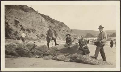 Fleckenstein mit Kamera und Familie am Strand von Louis Fleckenstein