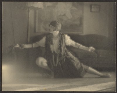 [Florence tanzt im Wohnzimmer] von Louis Fleckenstein