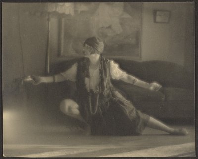 Florence tanzt im Wohnzimmer von Louis Fleckenstein