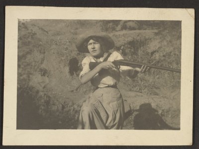 Florence mit Gewehr von Louis Fleckenstein