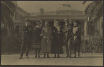 Gruppenporträt vor einem öffentlichen Gebäude von Louis Fleckenstein
