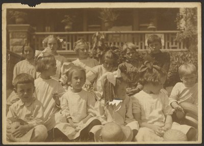 [Gruppe von Kindern vor der Veranda] von Louis Fleckenstein