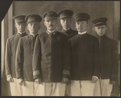 [Gruppe junger Männer in Uniform vor Wandteppich (Kadetten?)] von Louis Fleckenstein