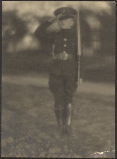 Kleiner Junge in Uniform von Louis Fleckenstein