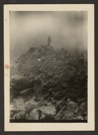 Mann auf einem Steinhaufen von Louis Fleckenstein
