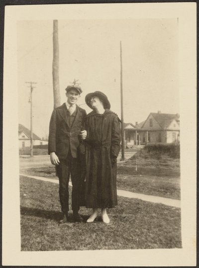 [Mann und Frau auf dem Bürgersteig] von Louis Fleckenstein