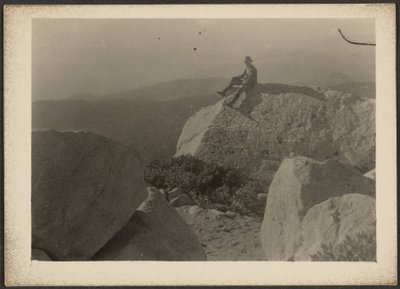 [Mann auf Felsen] von Louis Fleckenstein