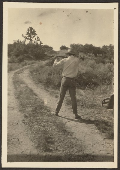Mann auf dem Pfad mit Gewehr von Louis Fleckenstein
