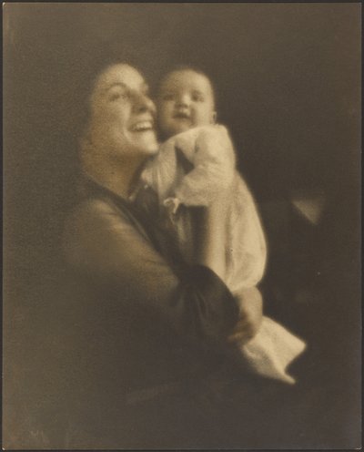 Mutter und Baby im weißen Kleid von Louis Fleckenstein