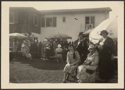 Mrs. Fleckenstein und Florence auf der Gartenparty von Louis Fleckenstein