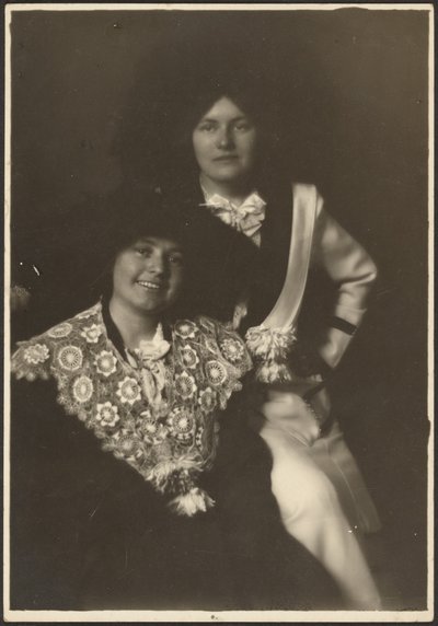 Porträt von zwei Frauen in prächtigen Outfits von Louis Fleckenstein