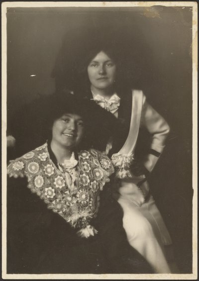 [Porträt von zwei Frauen in prächtigen Outfits] von Louis Fleckenstein