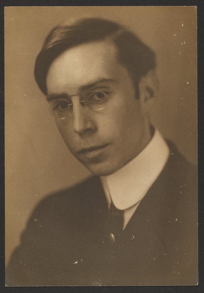 Porträt eines jungen Mannes mit Kneifer von Louis Fleckenstein