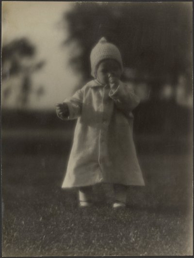 [Porträt eines Babys im Mantel] von Louis Fleckenstein
