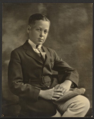 Porträt eines Jungen mit Mütze auf dem Knie von Louis Fleckenstein