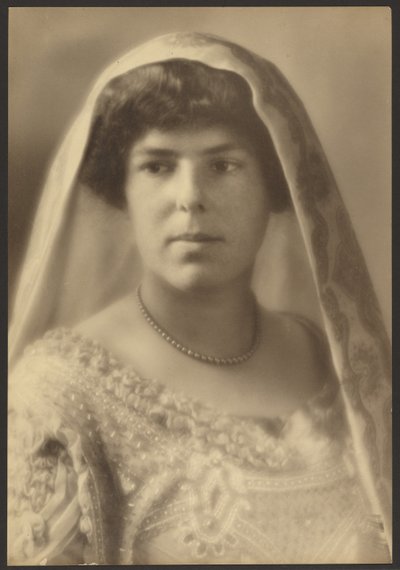 Porträt einer Braut mit Perlenkleid von Louis Fleckenstein