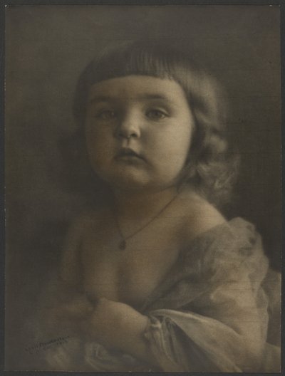 Porträt eines Kindes in Gaze von Louis Fleckenstein