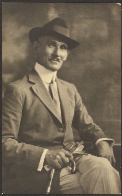 [Porträt eines Mannes mit Stock und Handschuhen] von Louis Fleckenstein