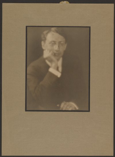 Porträt eines Mannes, der das Kinn auf die Hand stützt von Louis Fleckenstein