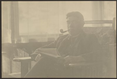 Porträt eines Mannes, der eine Pfeife raucht von Louis Fleckenstein