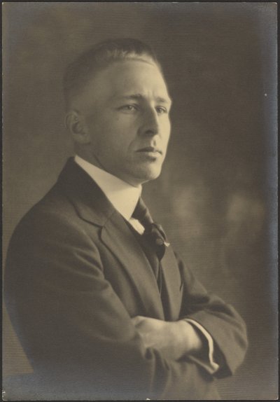 Porträt eines Mannes mit verschränkten Armen von Louis Fleckenstein