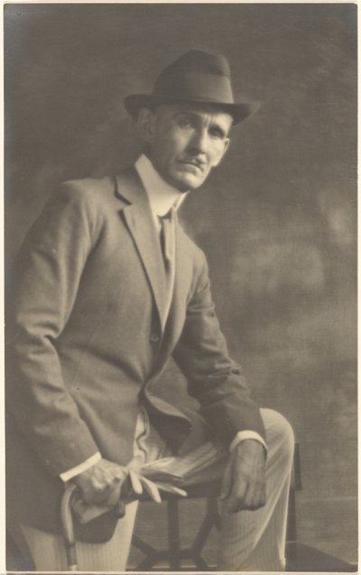 Porträt eines Mannes mit Stock und Handschuhen von Louis Fleckenstein