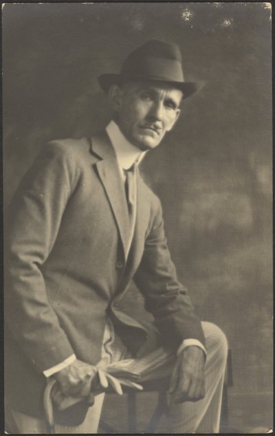 [Porträt eines Mannes mit Stock und Handschuhen] von Louis Fleckenstein