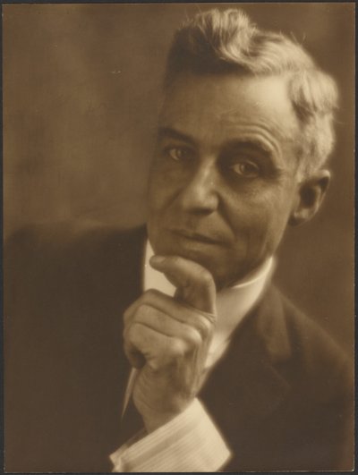 Porträt eines Mannes mit Kinn in der Hand von Louis Fleckenstein