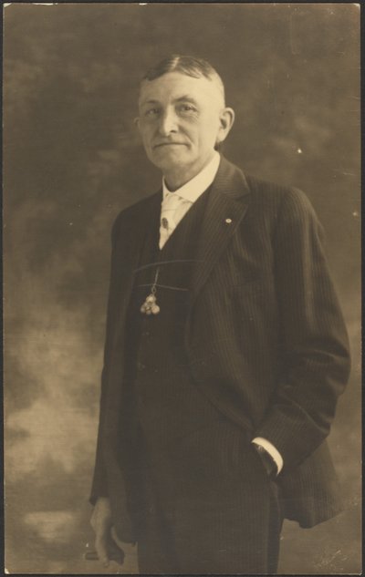 Porträt eines Mannes mit verziertem Uhrenanhänger von Louis Fleckenstein