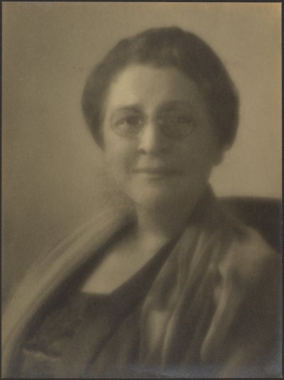 Porträt einer Frau mit Brille von Louis Fleckenstein