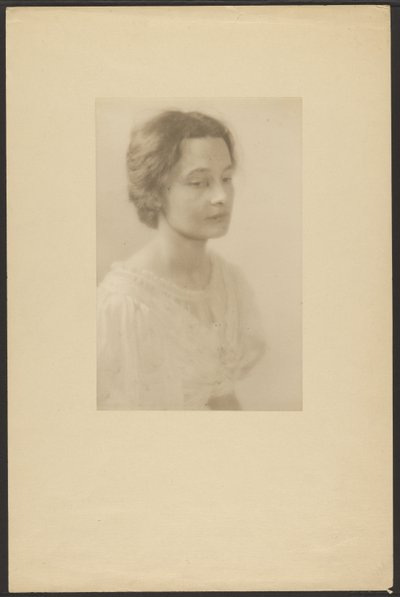 Porträt einer Frau im Kleid mit Seidenrosen von Louis Fleckenstein