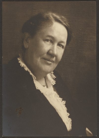 Porträt einer Frau in Spitzenbluse von Louis Fleckenstein