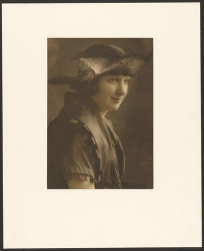 Porträt einer Frau mit Strohhut von Louis Fleckenstein