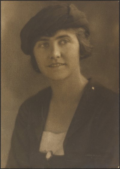 Porträt einer Frau mit Kameenadel von Louis Fleckenstein